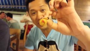 Кушают живых червей!