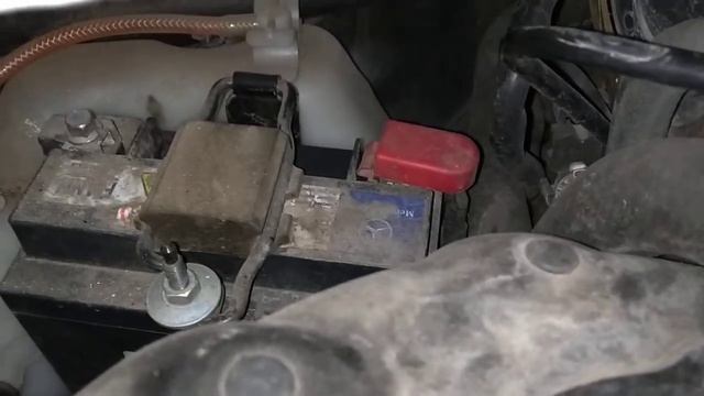 Где находиться аккумулятор в Мерседесе смотреть онлайн