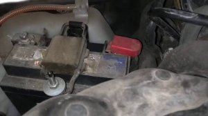 Где находиться аккумулятор в Мерседесе