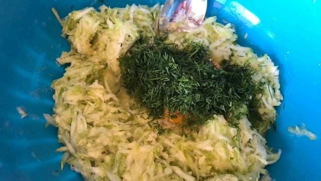 Кабачковые Оладьи . Оладушки из кабачков! Готовим их все лето! Простой и экономный рецепт.