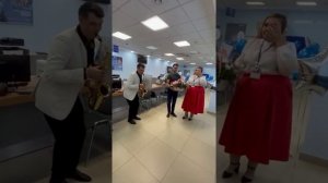 КАК ОРИГИНАЛЬНО ПОЗДРАВИТЬ С ДНЕМ РОЖДЕНИЯ В ОФИСЕ!Музыкальная открытка на саксофоне!