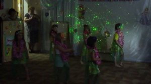 Гавайский танец Хула выступают девочки средней группы май  2014 год