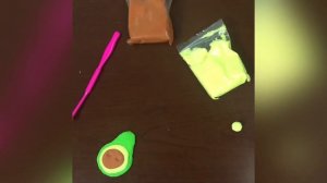 Лепим магнитик авокадо из легкого пластилина