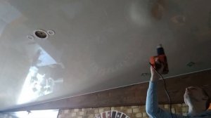 как слить воду с натяжного потолка и восстановить его самому