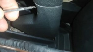 Снять ручку стояночного тормоза (ручника) на Фольксваген Поло ( Volkswagen Polo)