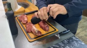 Чак ролл стейк на угольном гриле WEBER