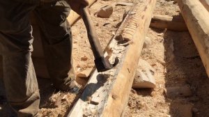 Изготовление сруба топором.