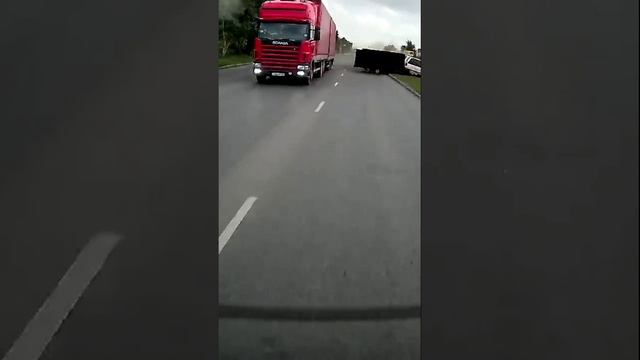 Момент аварии с камеры заднего вида в Омске на Заозерной улице