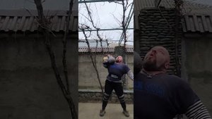 Таймураз Баскаев, жимовой швунг правой рукой гирь 50 кг.+ 32кг. = 82 кг., на 2 раза, с/вес - 135 кг