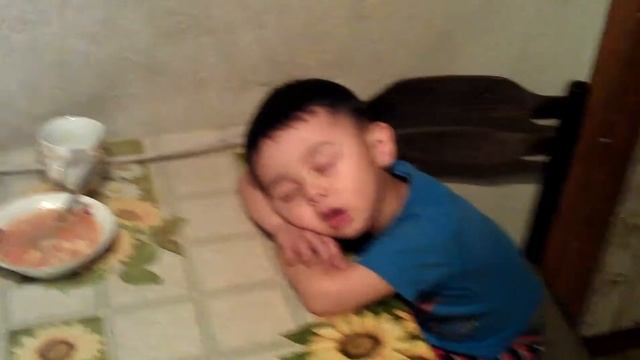 Мальчик уснул. Прикол. смотреть онлайн