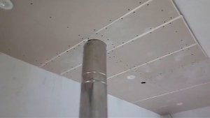 Зашил потолок гипсокартоном под пароизоляцией