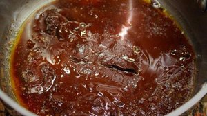 Молочный шоколад из какао-тертого и сгущенки, с малиной и орехами