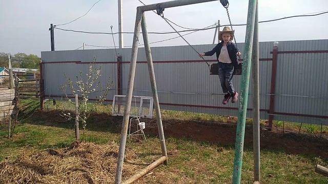 качаемся на качелях