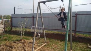 качаемся на качелях
