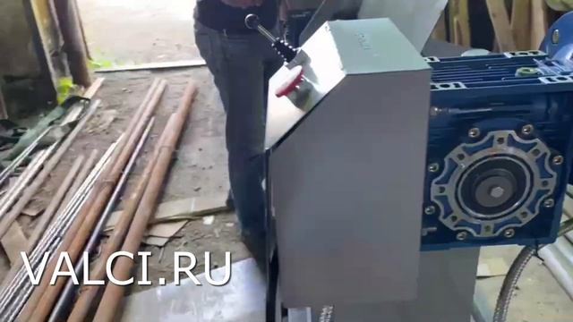 Малогабаритный вальцовочный станок 610 длина вала, 2 - 3мм прокатываемая толщина листа. смотреть онлайн