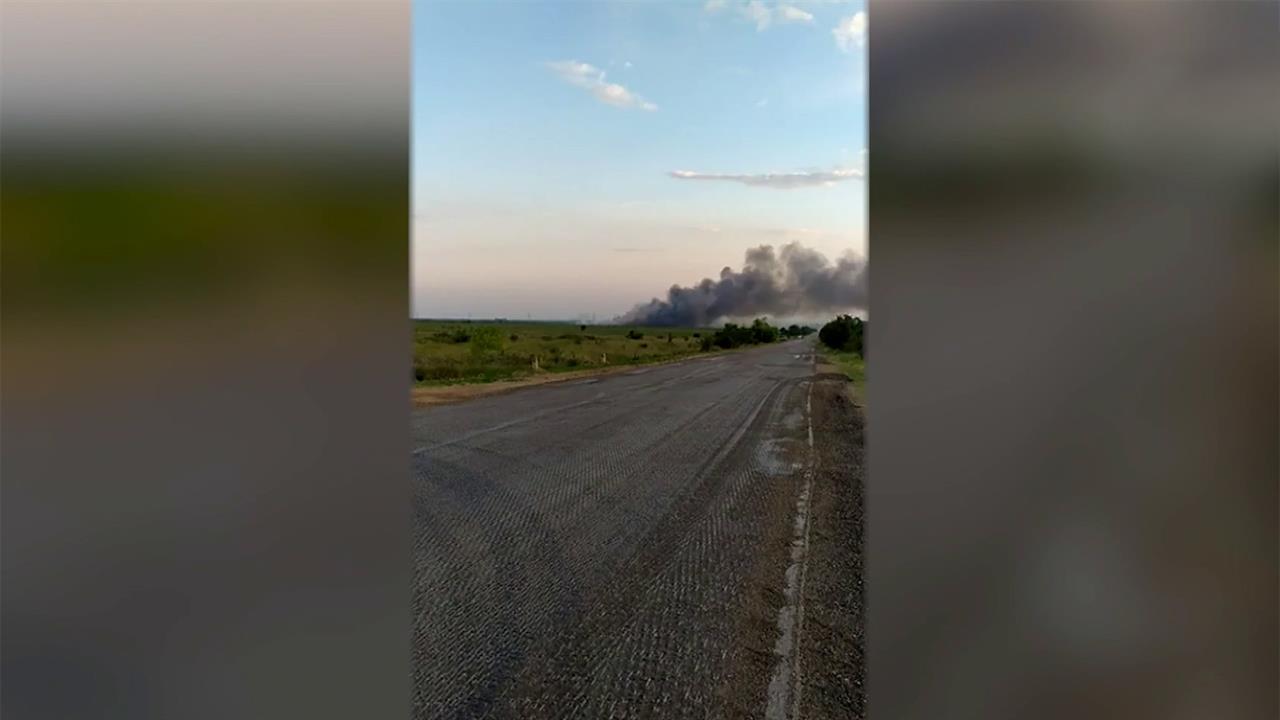 Более двух тысяч человек эвакуируют из-за пожара на полигоне в Крыму - смотреть 