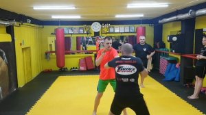 Отработка встречь и контратак против ударов руками в боксе и не только