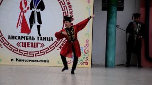 Калмыцкий народный танец «Семердг» исполняет выпускник ансамбля танца «Цецг» Дава Бадаев