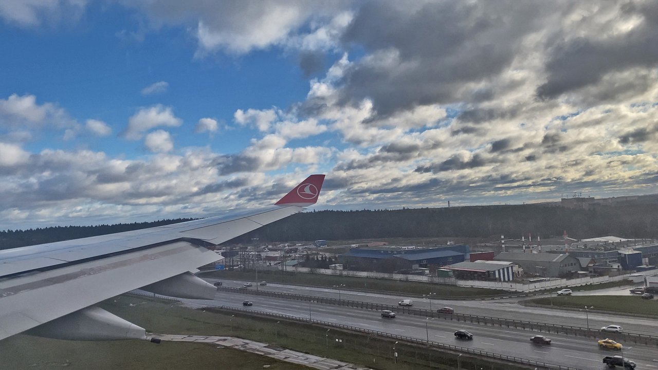 Turkish airlines внуково. Туркиш во Внуково. Внуково в ноябре. Взлет из Тюмени. Видео из самолета.