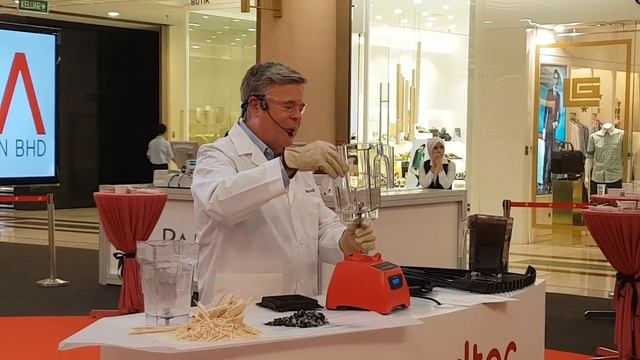 Tom Dickson from 'Will it Blend? ' blends a garden rake and an iPhone in Malaysia live demo смотреть онлайн