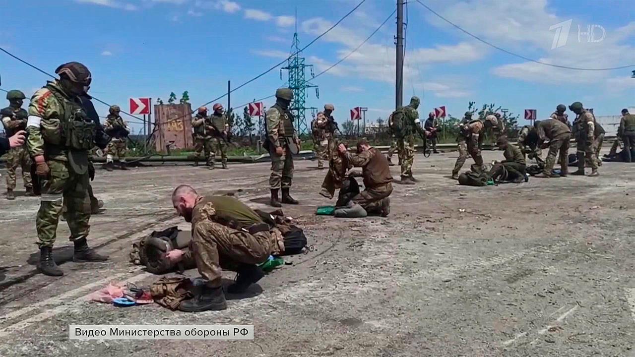 Еще почти 700 боевиков, заблокированных на территории "Азовстали", сложили оружие и вышли