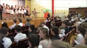 "Друзья, не забывайте, что мы все ВМЕСТЕ" - поют выпускники школы 19