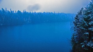 Вечерний снегопад на реке