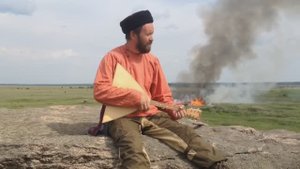 Частушки на балалайке. Медвежья застава на озере Аллаки.