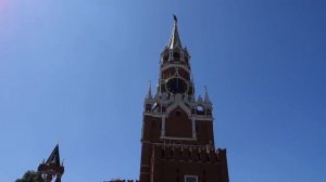 Спасская башня Московского Кремля исполняет гимн Российской федерации