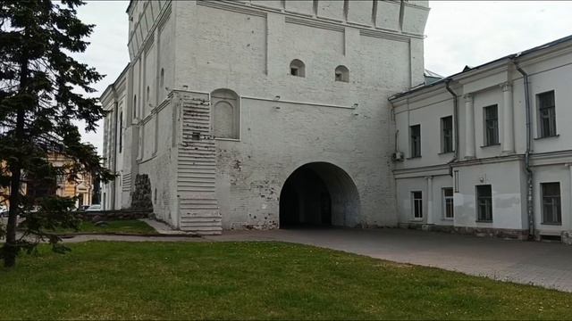Один день в Ярославле. Утро второго дня. Театр Волкова и Знаменская башня. Пешеходная улица