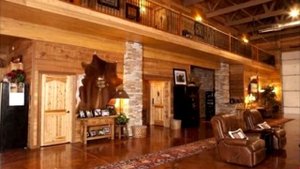 С виду это обычный ангар, но внутри он оказывается роскошным домом!