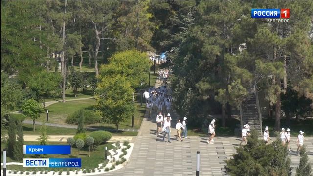 Вторая смена школьников приехала из крымского лагеря «Бригантина «Белогорье» смотреть онлайн