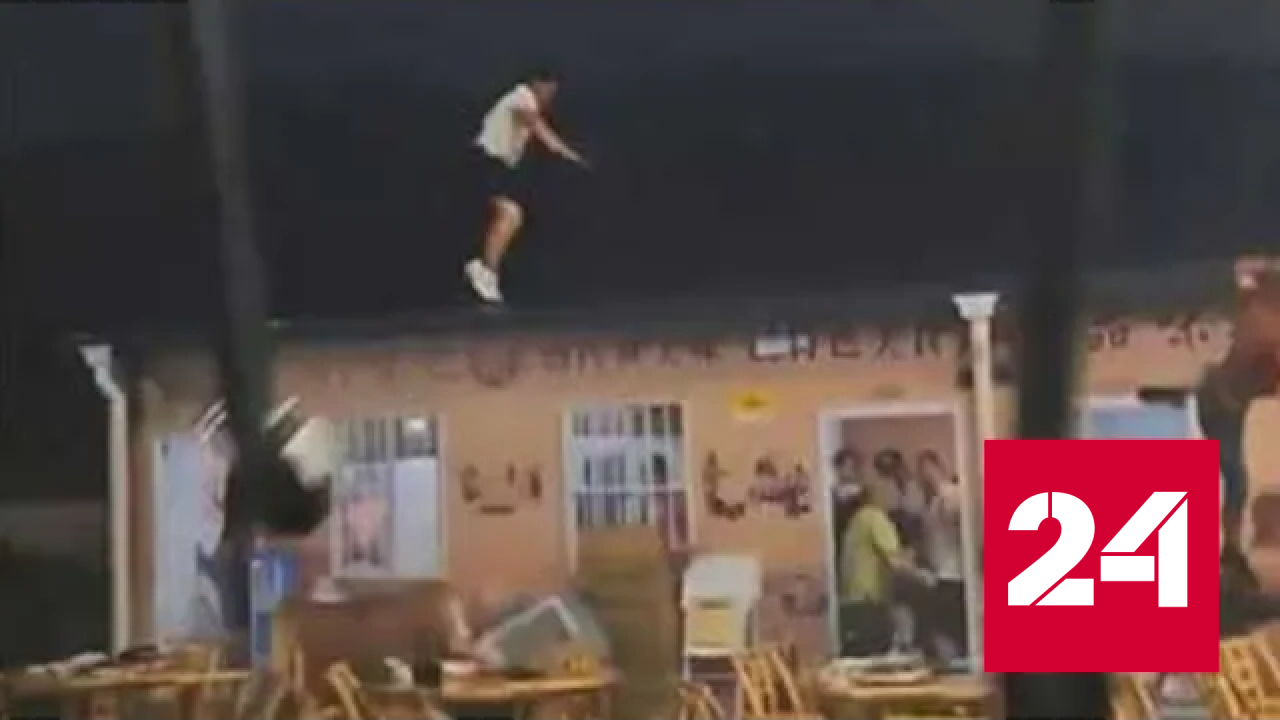 Во время урагана в Китае ветер унес уличный навес вместе с людьми - Россия 24