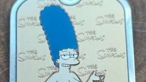 Гравировка жетона с Мардж из Симпсонов.