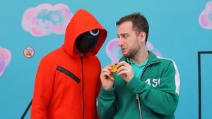 Экстремальные прятки в игре в кальмара челлендж! Русалка vs Леди Баг vs Вампир