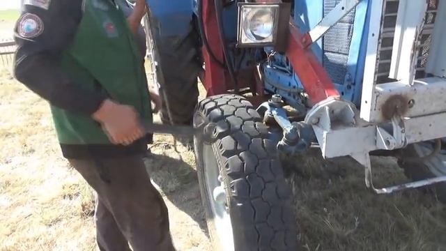 Сенокос 2020! Небольшое ТО и замена масла. Сыновья толкают сено. Часть 6. смотреть онлайн