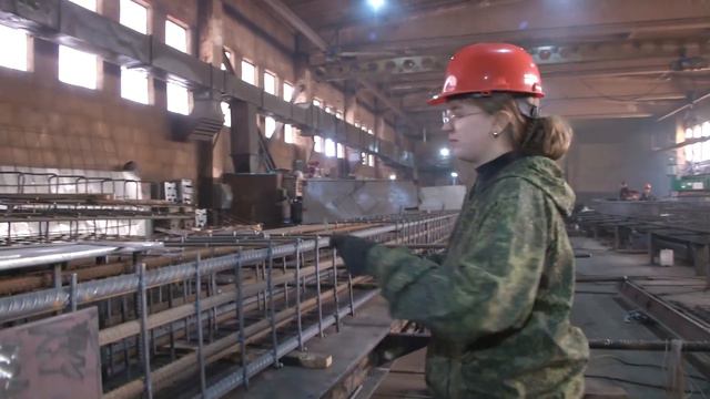 Девушка пришла работать арматурщицей