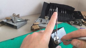 Вскрытие гаражного замка Как вскрыть навесной замок
