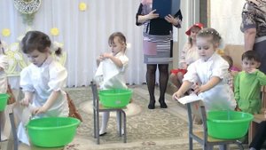 Танец Стирка в младшей группе на утреннике 8 Марта 2014.Муз.рук. Максюта Г. В.