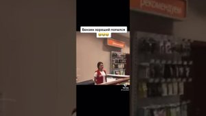 Девушка на заправке Луйкойл. Сдачу дайте пожалуйста.