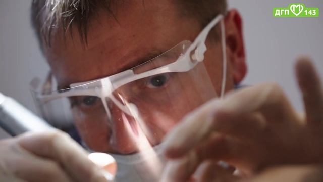 Профессиональная чистка зубов врачом-стоматологом детским