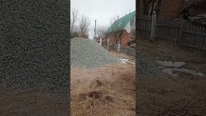 Нам привезли 30 тонн щебня