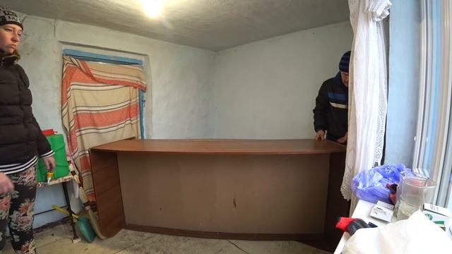 Перестановка! Теперь три кровати и можно ночевать, Купили дом в деревне на юге Украины смотреть онлайн