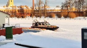 Катер поисково-спасательной службы зимой патрулирует Неву и разгоняет гуляющих по её льду горожан..