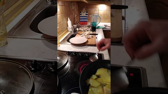 Жареная картошка с грибами смотреть онлайн