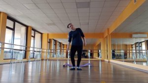 Вспоминаю комбинацию plie. Источник - Город Танца (ссылка в описании).