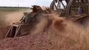 Совковый машпром_ БТМ-3 для возведения фортификаций.
