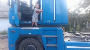 Как правильно залезать в кабину RENAULT Magnum ;)