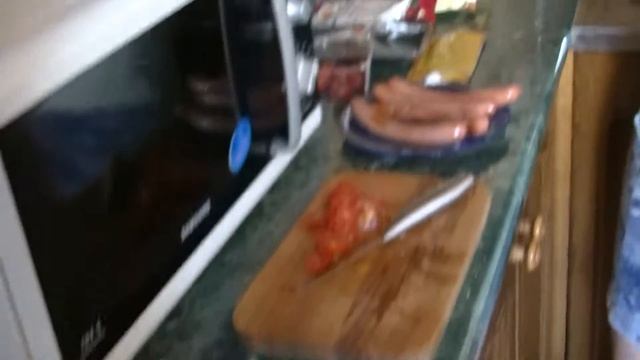 Юра готовит хот доги смотреть онлайн