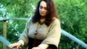 Под окном черёмуха колышется